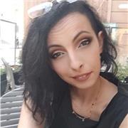 Insegnate di filosofia e scienze umane, impartisce lezioni online e di presenza